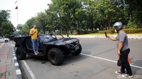 Tak sedikit warga yang datang justru sengaja mengajak keluarganya ke sini.