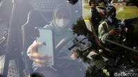 Mereka juga mengabadikannya lewat handphone pribadi.