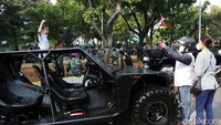 Warga yang datang tak hanya dari kalangan dari orang dewasa, anak-anak pun sangat antusias berfoto di kendaraan tempur TNI ini.
