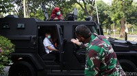Para prajurit TNI yang berjaga, tak melarang warga jika ingin naik ke kendaraan tersebut. Mereka justru menyambut baik dan menerima jika warga mengajak berfoto bersama.