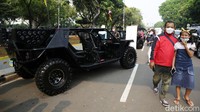 Kendaraan taktis TNI berjejer di sepanjang Jalan Medan Merdeka Barat dan Jalan Medan Merdeka Utara.