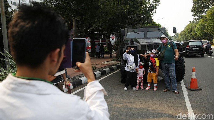 Pameran alutsista TNI di depan Istana Merdeka ramai dikunjungi warga. Warga yang datang antusias melihat dan berfoto dengan kendaraan-kendaraan perang TNI.