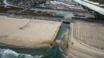 Aksi Bersih-bersih Pantai California dari Tumpahan Minyak