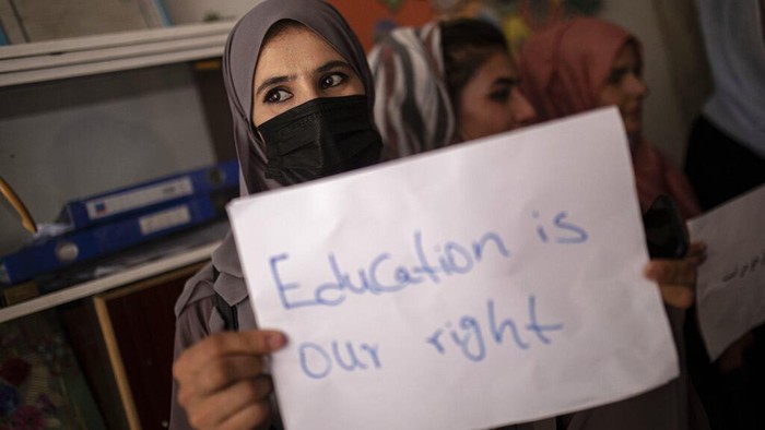 Guru dan anak-anak di Afghanistan gelar aksi tuntut hak-kesetaraan pendidikan bagi perempuan. Aksi digelar bertepatan dengan Hari Guru Nasional di Afghanistan.