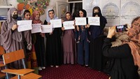 Diketahui, sejumlah anak perempuan di beberapa wilayah Afghanistan telah kembali bersekolah. Khususnya pada sekolah dasar, dengan kelas-kelas yang dipisahkan berdasarkan jenis kelamin.