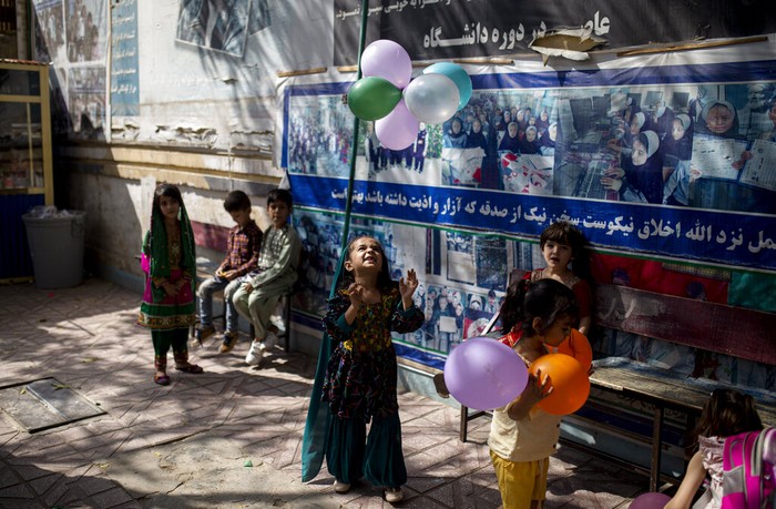 Guru dan anak-anak di Afghanistan gelar aksi tuntut hak-kesetaraan pendidikan bagi perempuan. Aksi digelar bertepatan dengan Hari Guru Nasional di Afghanistan.