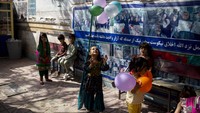 Sementara itu, kekhawatiran tetap dirasakan oleh para siswi sekolah menengah di Afghanistan. Mereka mengaku cemas menanti tanpa kejelasan soal apakah mereka bisa melanjutkan pendidikan mereka.