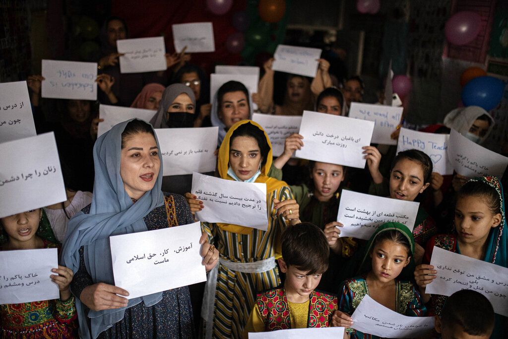 Guru dan anak-anak di Afghanistan gelar aksi tuntut hak-kesetaraan pendidikan bagi perempuan. Aksi digelar bertepatan dengan Hari Guru Nasional di Afghanistan.