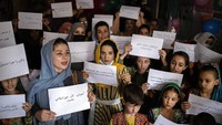 Sejumlah guru dan anak-anak menggelar aksi menuntut hak dan kesetaraan pendidikan bagi kaum perempuan dan anak perempuan di sebuah sekolah yang ada di kawasan Kabul, Afghanistan, Selasa (5/10/2021) waktu setempat.