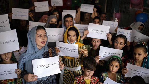 Guru dan anak-anak di Afghanistan gelar aksi tuntut hak-kesetaraan pendidikan bagi perempuan. Aksi digelar bertepatan dengan Hari Guru Nasional di Afghanistan.