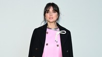 Ana de Armas memadu dress tersebut dengan coat berwarna hitam, boot, dan pouch dengan warna senada. (Foto: Getty Images For Louis Vuitton/Pascal Le Segretain) 