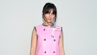 Dengan riasan dan tatanan rambut simpel, Ada de Armas tampil mempesona. (Foto: Getty Images For Louis Vuitton/Pascal Le Segretain) 