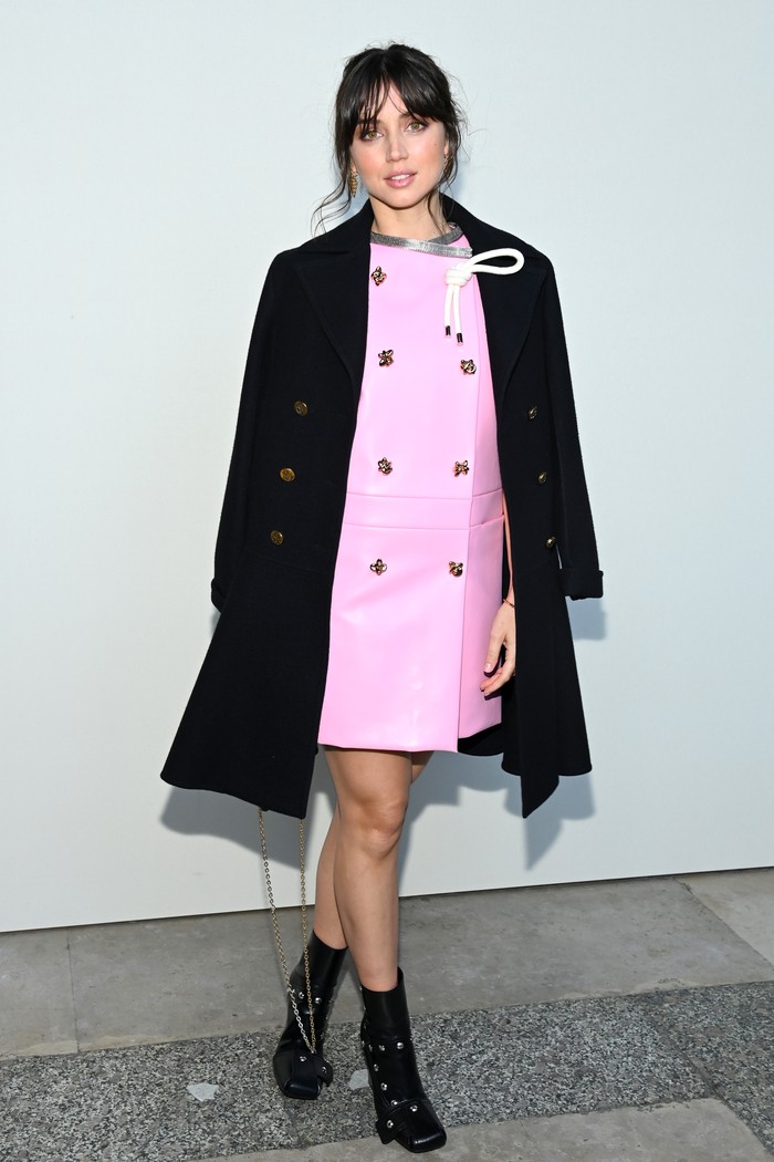 Ana de Armas menghadiri acara Louis Vuitton Womenswear Spring/Summer 2022 dalam Paris Fashion Week di The Louvre, 5 Oktober 2021.
