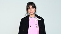Dalam kesempatan tersebut Ana de Armas mengenakan dress pink pendek. (Foto: Getty Images For Louis Vuitton/Pascal Le Segretain) 