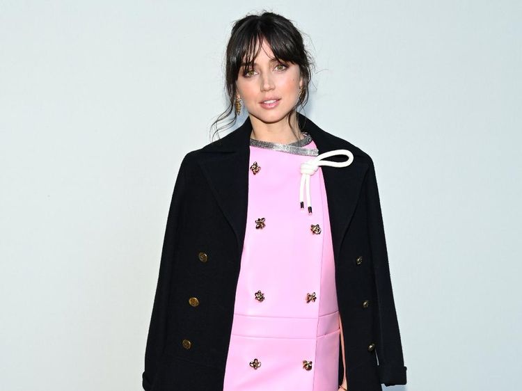 Ana de Armas Anggun dalam Balutan Black & Pink