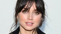 Ana de Armas menghadiri acara Louis Vuitton Womenswear Spring/Summer 2022 di Paris Fashion Week. (Foto: Getty Images For Louis Vuitton/Pascal Le Segretain) 