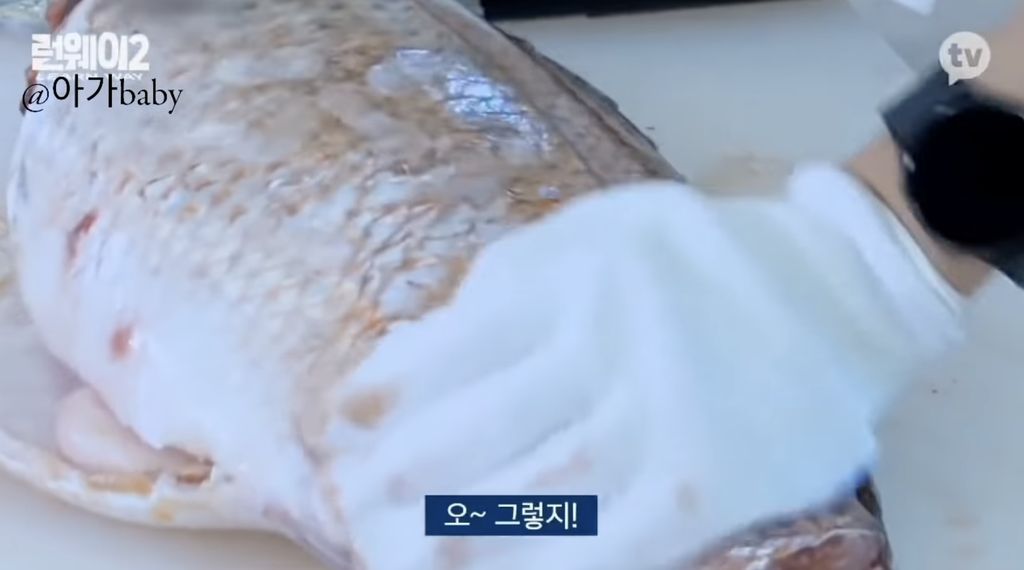 Artis Korea Ini Nangis Saat Masak Ikan, Tak Tega Ikannya Mati!