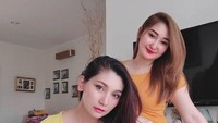 Pose dengan adik yang tak kalah cantik. Foto: Instagram Baby Margaretha