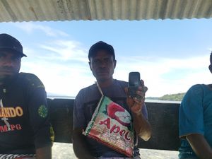 Balada Warga Teluk Wondama, Pulsa Habis Cuma Buat Loading