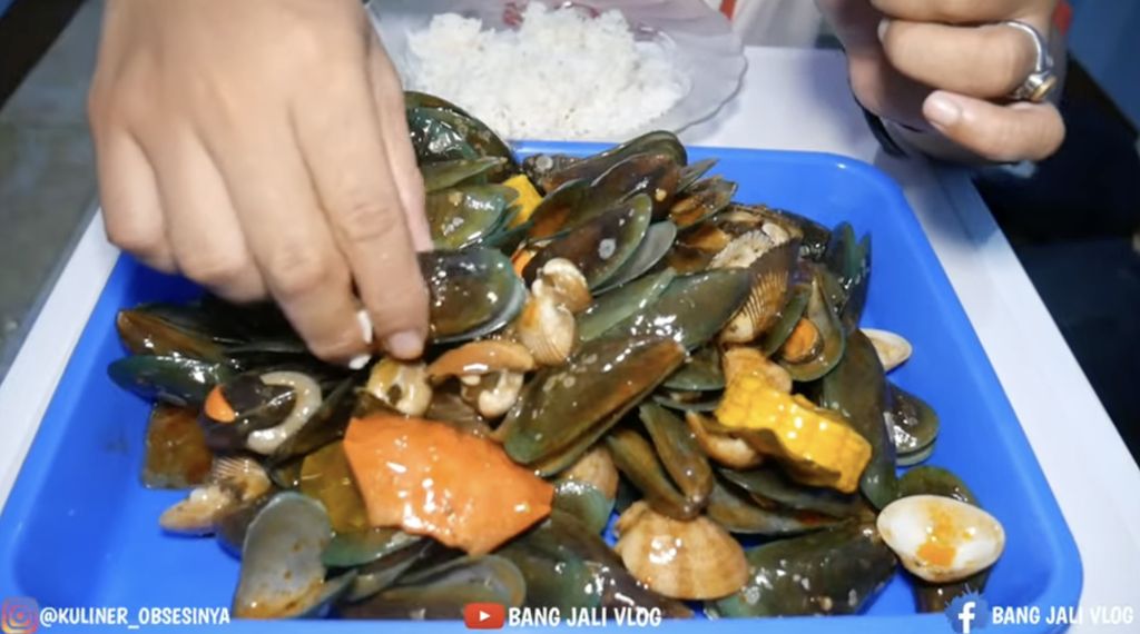 Bawa Duit Rp 15 Ribu, Bisa Jajan Seafood Enak dan Komplet di Sini!
