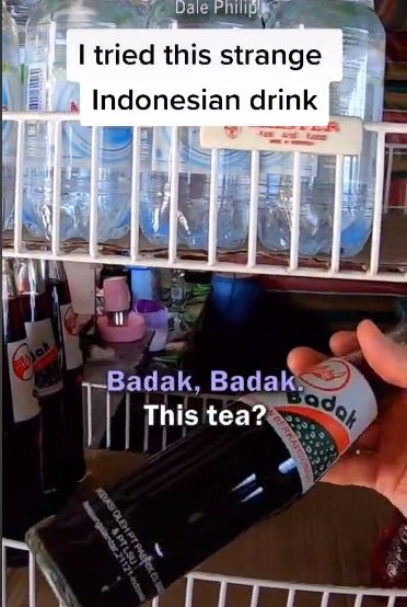 Bule Inggris Coba Kelapa Muda dan Soda Badak di Warung Lokal Sumatera Utara