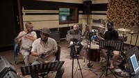 Selain Irsa Destiwi, Perjumpaan Kita juga melibatkan sejumlah musisi lainnya, yakni Oele Pattiselano (gitar), Iwan Wiradz & Revie Pongoh (perkusi), Donny Koeswinarno (flute), Odi Purba (bas), Ivan Alidyan (kibor), Ranya Badudu (penyanyi latar) dan Nikita Dompas (gitar). Foto: dok. Istimewa
