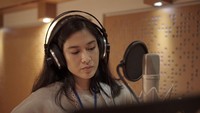 Meski awalnya ragu, Dian Sastrowardoyo mengaku senang dapat memperoleh kesempatan untuk berkolaborasi dengan musisi yang terbilang merupakan seorang legenda jazz Tanah Air. Foto: dok. Istimewa