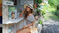 Hangout ke Bali, Intan asyik nongkrong di kafe yang menyajikan menu makanan sehat. Pantas saja badannya ideal, makanannya ternyata sehat. Foto: instagram @intansaumadina