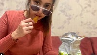 Intan juga hobi ngemil. Sebungkus keripik jagung jadi pilihannya. Momen ngemilnya diakui semakin banyak saat WFH. Foto: instagram @intansaumadina