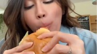 Aku kalo lagi bete gini, makan nya banyak. Yakin masih mau sm aku? kata Intan sambil makan sebuah burger. Foto: instagram @intansaumadina
