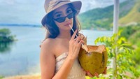 Lewat instagramnya @intansaumadina, wanita berambut panjang ini sering mengunggah momen saat kulineran. Salah satu kesukaannya adalah minum kelapa muda langsung dari batoknya. Foto: instagram @intansaumadina