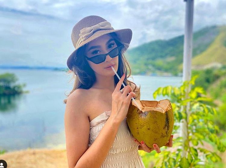 Cantiknya Intan Saumadina, Presenter PON Papua yang Doyan Kelapa Muda