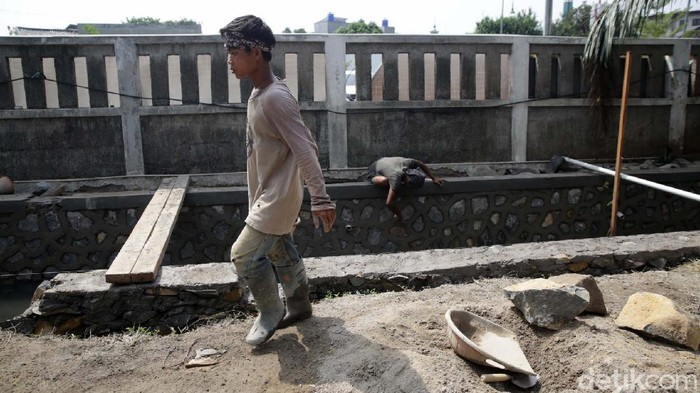 Cegah Banjir, Saluran Air di Pekayon Dilebarkan Saluran air di Jalan Pekayon Raya, Kota Bekasi, Jawa Barat, tengah dilebarkan. Pelebaran dilakukan guna mencegah banjir yang kerap terjadi.