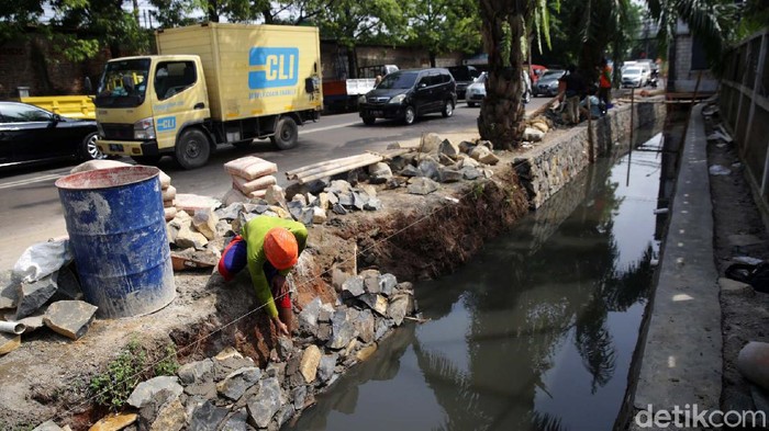 Saluran air di Jalan Pekayon Raya, Kota Bekasi, Jawa Barat, tengah dilebarkan. Pelebaran dilakukan guna mencegah banjir yang kerap terjadi.