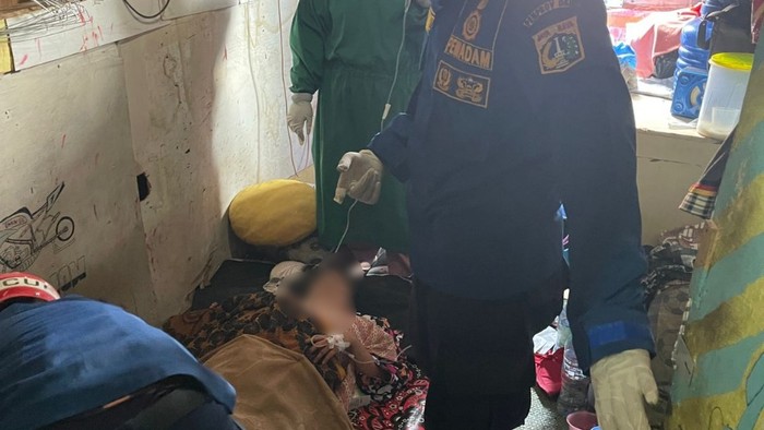 Damkar Jabar evakuasi ibu hamil yang melahirkan (Dok.Damkar Jakbar)