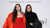 Potret Demi Moore dan Scout LaRue Willis di Paris Fashion Week 2021. (Foto: Getty Images For AZ Factory/Victor Boyko) 