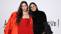 Sementara Scout LaRue Willis tampil serba merah dengan aksen sepatu keemasan. (Foto: Getty Images For AZ Factory/Victor Boyko) 