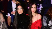 Sebelum acara ini, Demi Moore tampil lebih terbuka tanpa bra. Namun di gelaran Love Brings Love dia memilih busana yang lebih tertutup. (Foto: Getty Images For AZ Factory/Victor Boyko) 