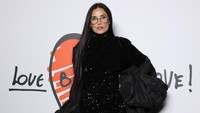 Demi Moore memilih mengenakan busana hitam gemerlap, high heels putih, dipadu kaca mata vintage. (Foto: Getty Images For AZ Factory/Victor Boyko) 