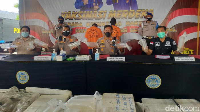 Ditpolairud Polda Jatim menggagalkan pengiriman benur yang diduga tanpa izin. Sebanyak 38.346 benur disita dari dua pelaku.