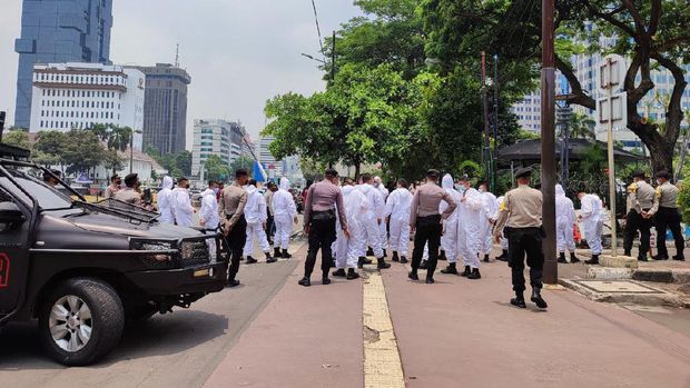 DKI PPKM Level 3, Polisi Bubarkan Aksi Mahasiswa Kawal Sidang UU Cipta Kerja
