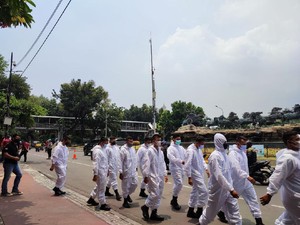 Aparat Ber-APD Jaga Aksi BEM SI di Patung Kuda