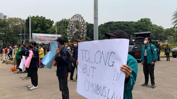 DKI PPKM Level 3, Polisi Bubarkan Aksi Mahasiswa Kawal Sidang UU Cipta Kerja