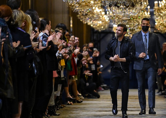 Fashion show diakhiri dengan standing ovation untuk sang desainer, Nicolas Ghesquiere. Namun saat finale, ia harus ditemani seorang bodyguard atas alasan keamanan. (Foto: Getty Images/Pascal Le Segretain)