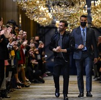 Fashion show diakhiri dengan standing ovation untuk sang desainer, Nicolas Ghesquiere. Namun saat finale, ia harus ditemani seorang bodyguard atas alasan keamanan. (Foto: Getty Images/Pascal Le Segretain)
