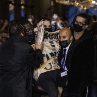 Butuh empat orang untuk membawa wanita tersebut keluar dari runway. Dikabarkan Reuters, wanita tersebut diketahui mewakili sebuah kelompok aktivis iklim dan lingkungan Prancis yang bernama Amis de la Terre France, Youth for Climate and Extinction Rebellion. (Foto: Vianney Le Caer/Invision/AP)