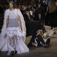 The show must go on. Meski terinterupsi, para model tetap berjalan memeragakan koleksi terbaru Louis Vuitton tersebut. (Foto: Vianney Le Caer/Invision/AP)