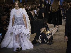 7 Momen Dramatis Catwalk Louis Vuitton Diwarnai Aksi Protes Aktivis Iklim