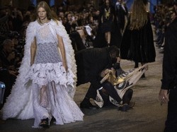 7 Momen Dramatis Catwalk Louis Vuitton Diwarnai Aksi Protes Aktivis Iklim