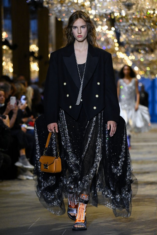 Peragaan busana koleksi Louis Vuitton Spring-Summer 2022 menutup perhelatan Paris Fashion Week, Selasa (5/10/2021). Berbalut busana bernuansa victorian modern, para model berlenggang menelusuri salah satu area Louvre yang megah berlangitkan deretan lampu kristal. (Foto: Getty Images/Pascal Le Segretain)
